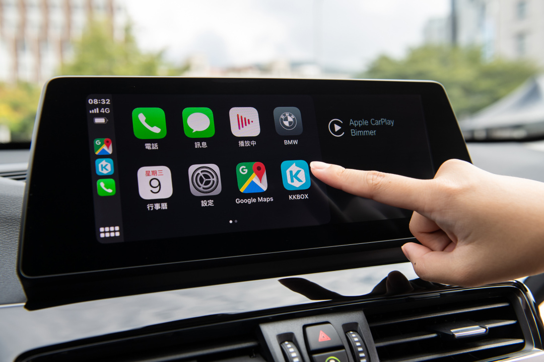 SMALL_[新聞照片六] 全車系標配全彩多功能車況抬頭顯示器、10.25吋中控觸控螢幕、BMW智能衛星導航與獨家無線Apple CarPlay整合系統